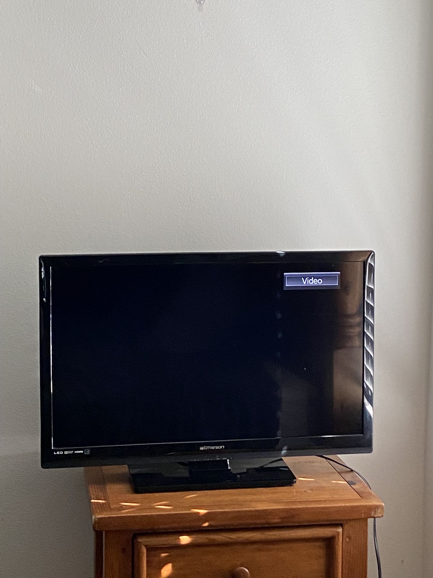 32 Inch Emerson TV With Remote