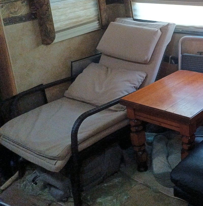 Outdoor Recliner With Retractable Awning