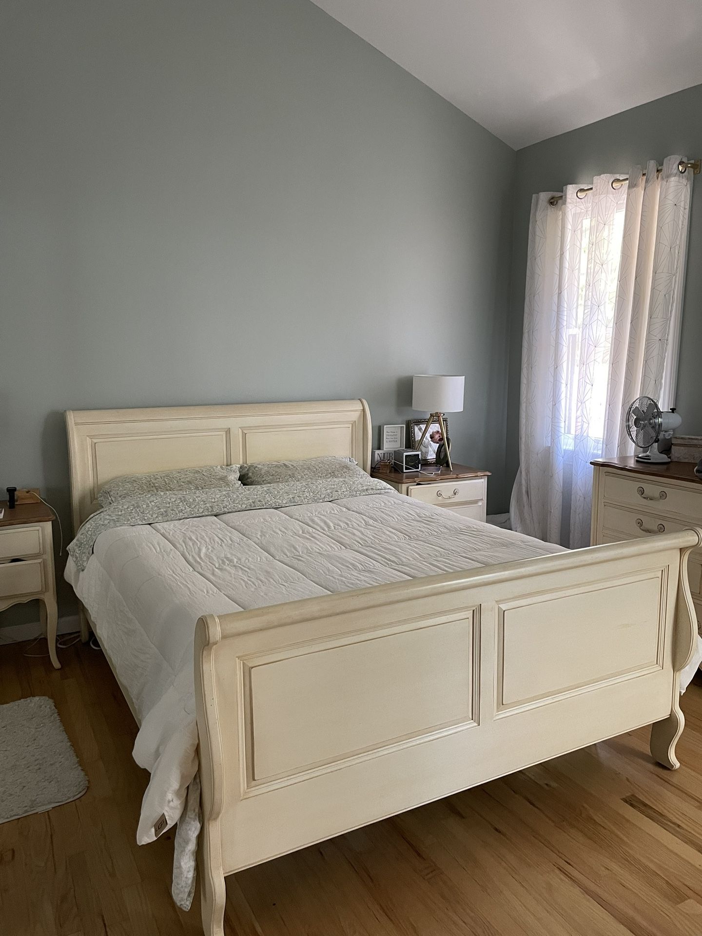 Ethan Allen- French Country Sleigh Bed- Queen Size