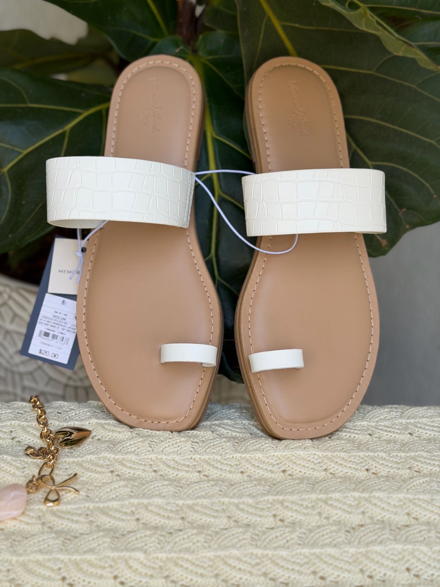 Universal Thread Croc-Pattern White Flat Sandals Memory Foam Slip On Women