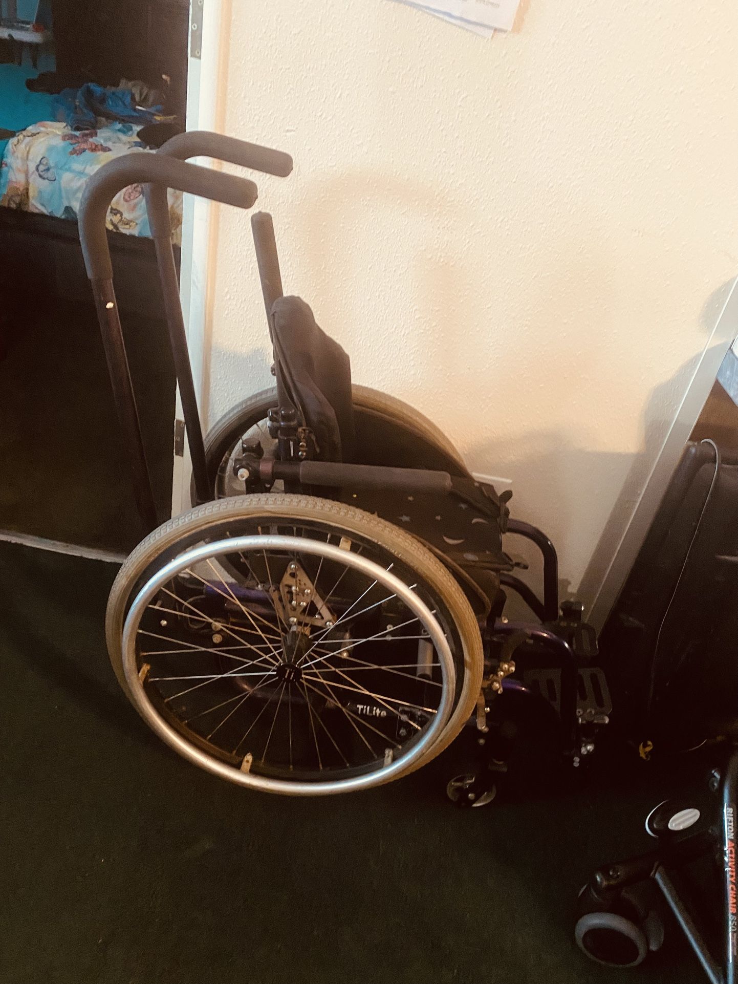 $325-Small childs chair — we got a new one and do not need two of them. pick up only in Yakima, Washington I am unable to ship. $325 - Silla de rueda