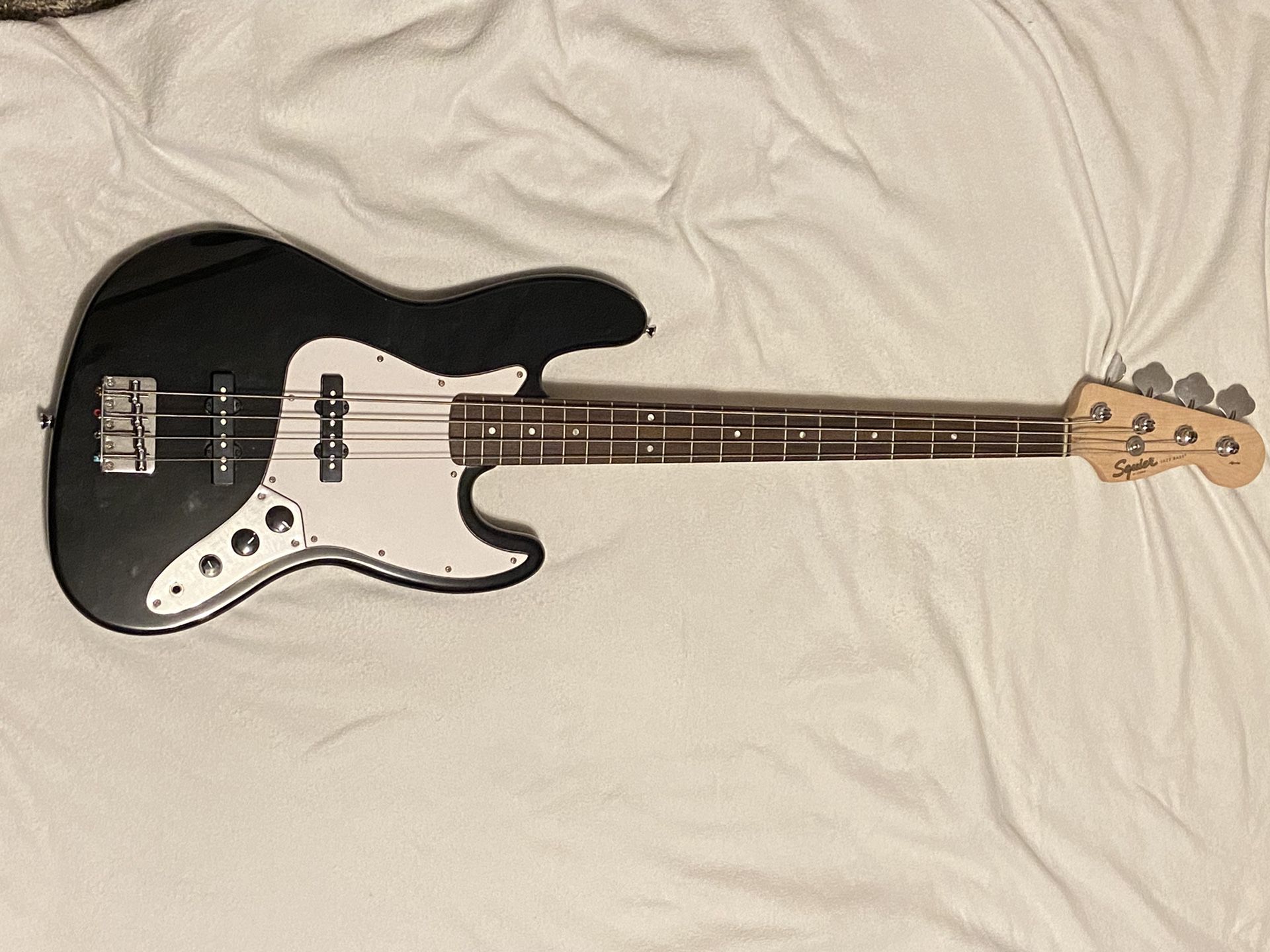 Squire Jazz Bass (Amp cable included)