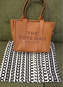 THE LEATHER LARGE TOTE BAG