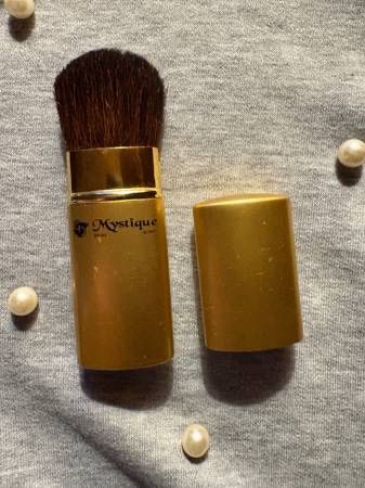 Mystique Retractable Make-up Brush Gold *New