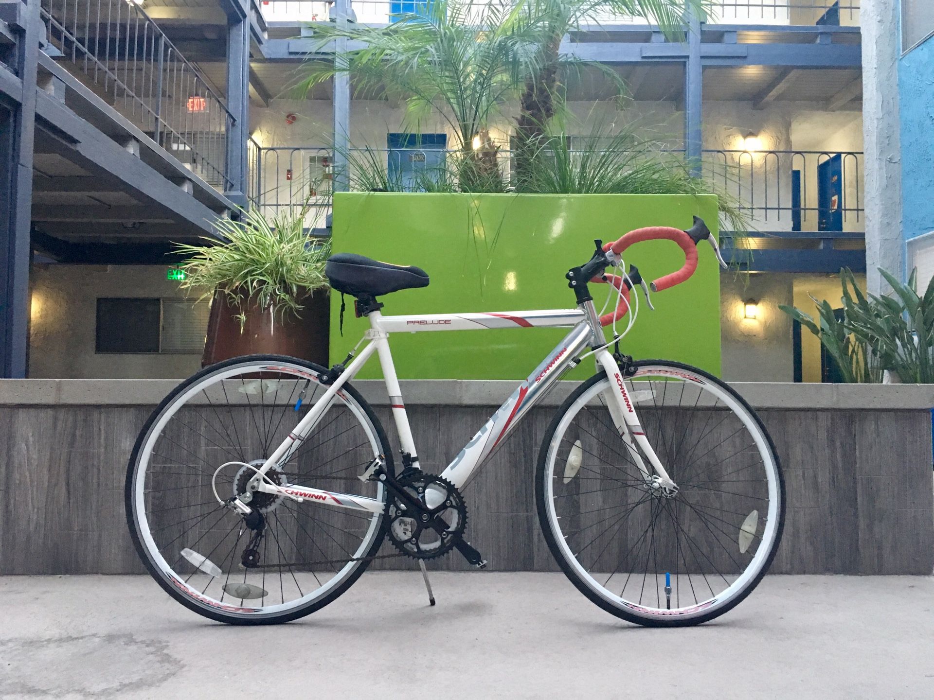Schwinn Prelude Road Bike White for Sale in Los Angeles CA