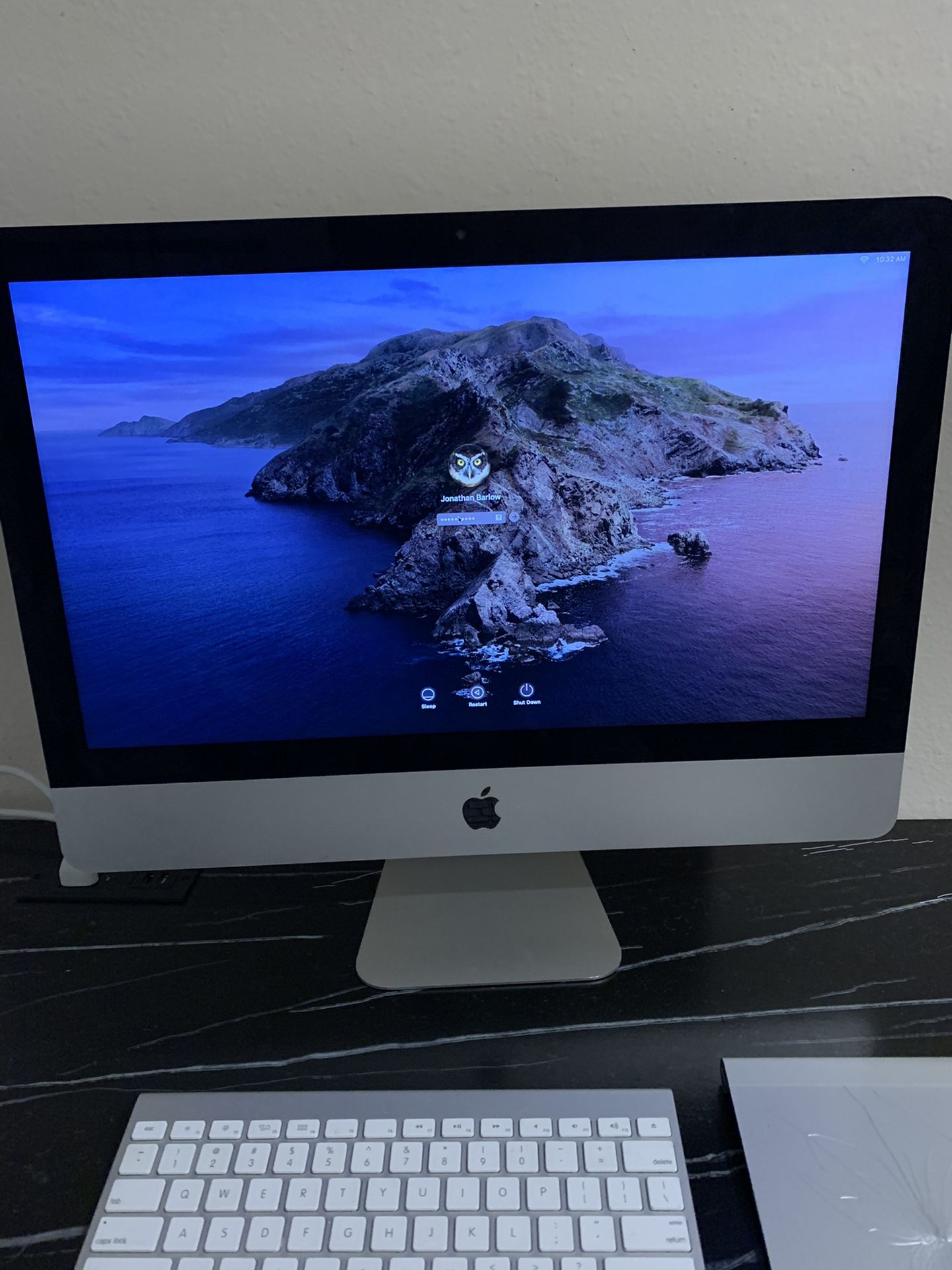 iMac Desktop With Keyboard & Touchscreen Mouse