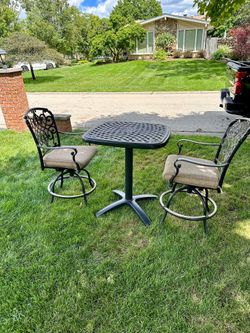 Small aluminum patio set, great for condo balcony or small patio, table with 2 swivel chairs and cushions