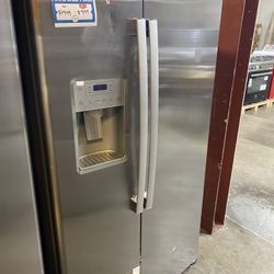 GE  GSS25IYNFS 36 Inch Freestanding Side by Side Refrigerator MSRP $2299 Our price $999