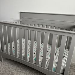 Baby Crib With Mattress 