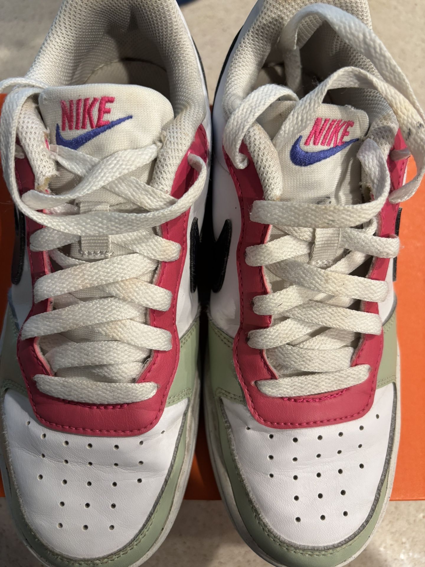 Girl’s Nikes Size 5