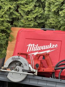 Milwaukee worms saw powerful saw