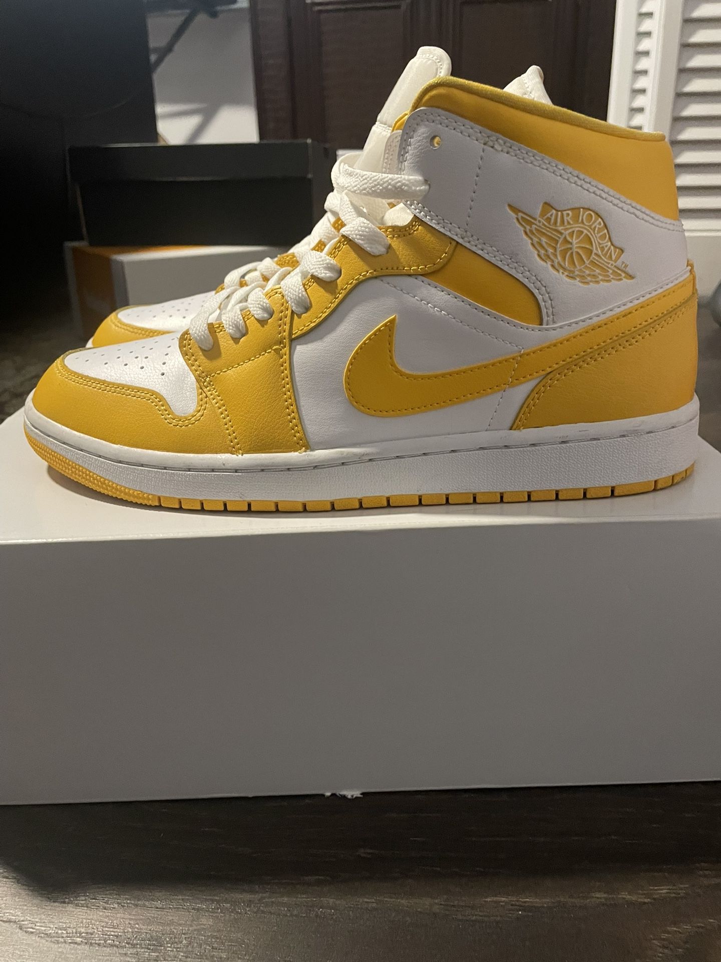 Air Jordan 1 University Gold