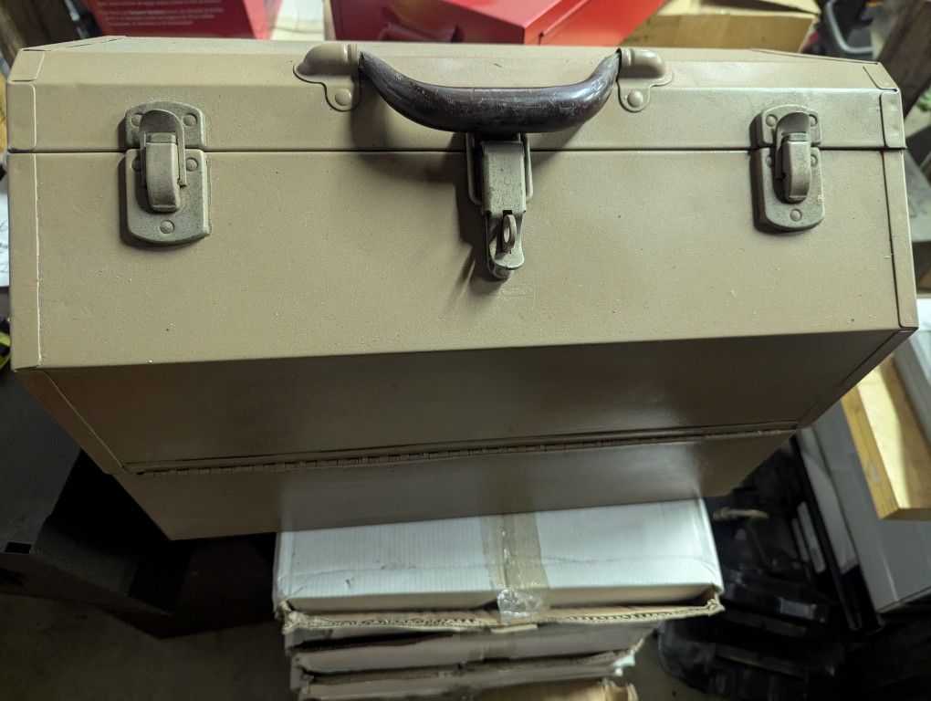 Kennedy Cantilever Tool Box Model 1018