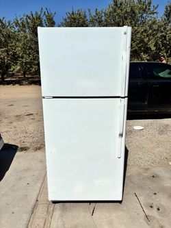 GE White Top-Freezer Refrigerator