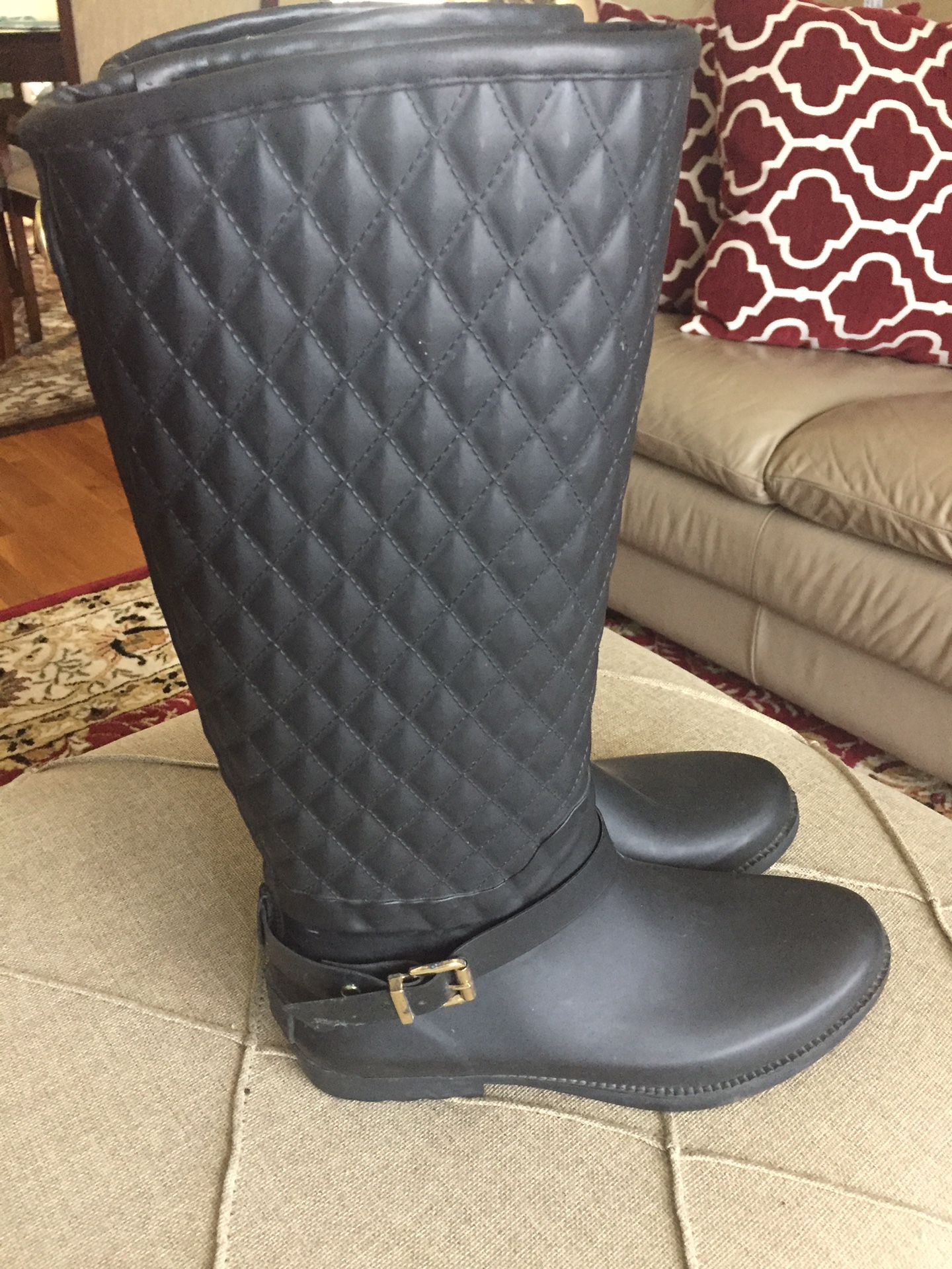 Guess rain boots size 8