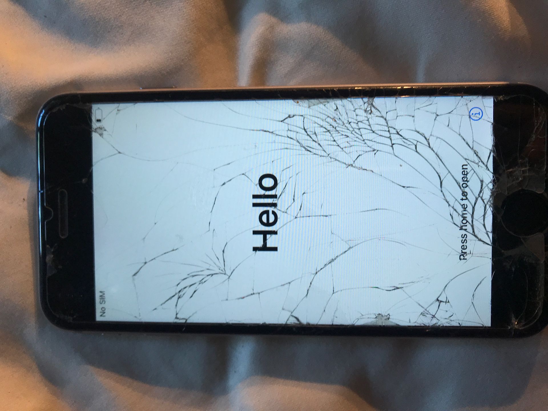 Unlocked iPhone 6s 32 gig has broken screen but works perfectly fine