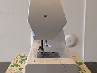 LIKE NEW Singer 7444 Computerized Sewing Machine - Complete Set