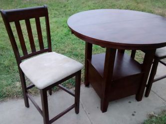 BEAUTIFUL KITCHEN TABLE AND 4 CHAIRS