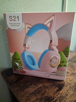 Pink cat ear bluetooth headphones