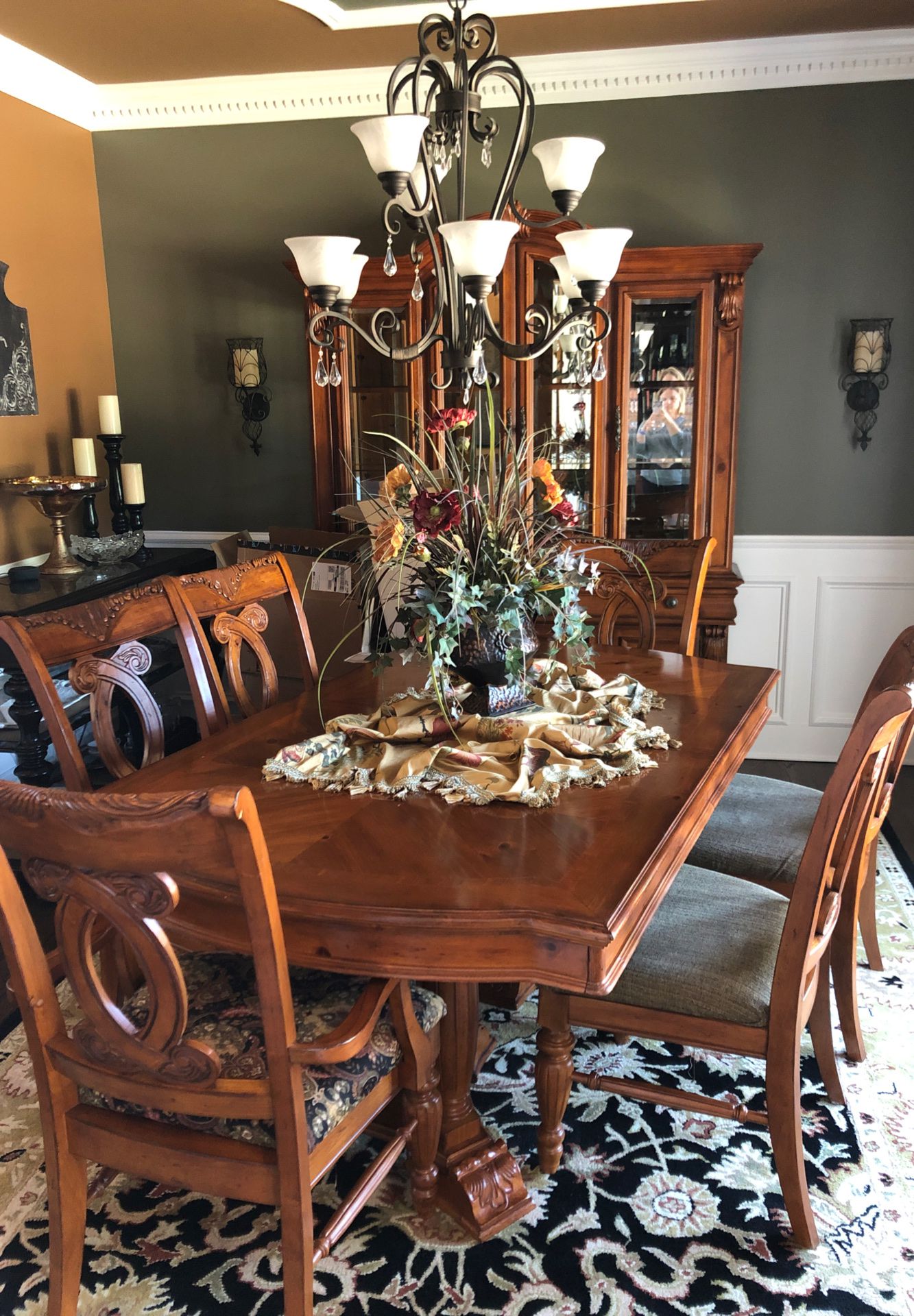Dining room table, 6 chairs and china hutch