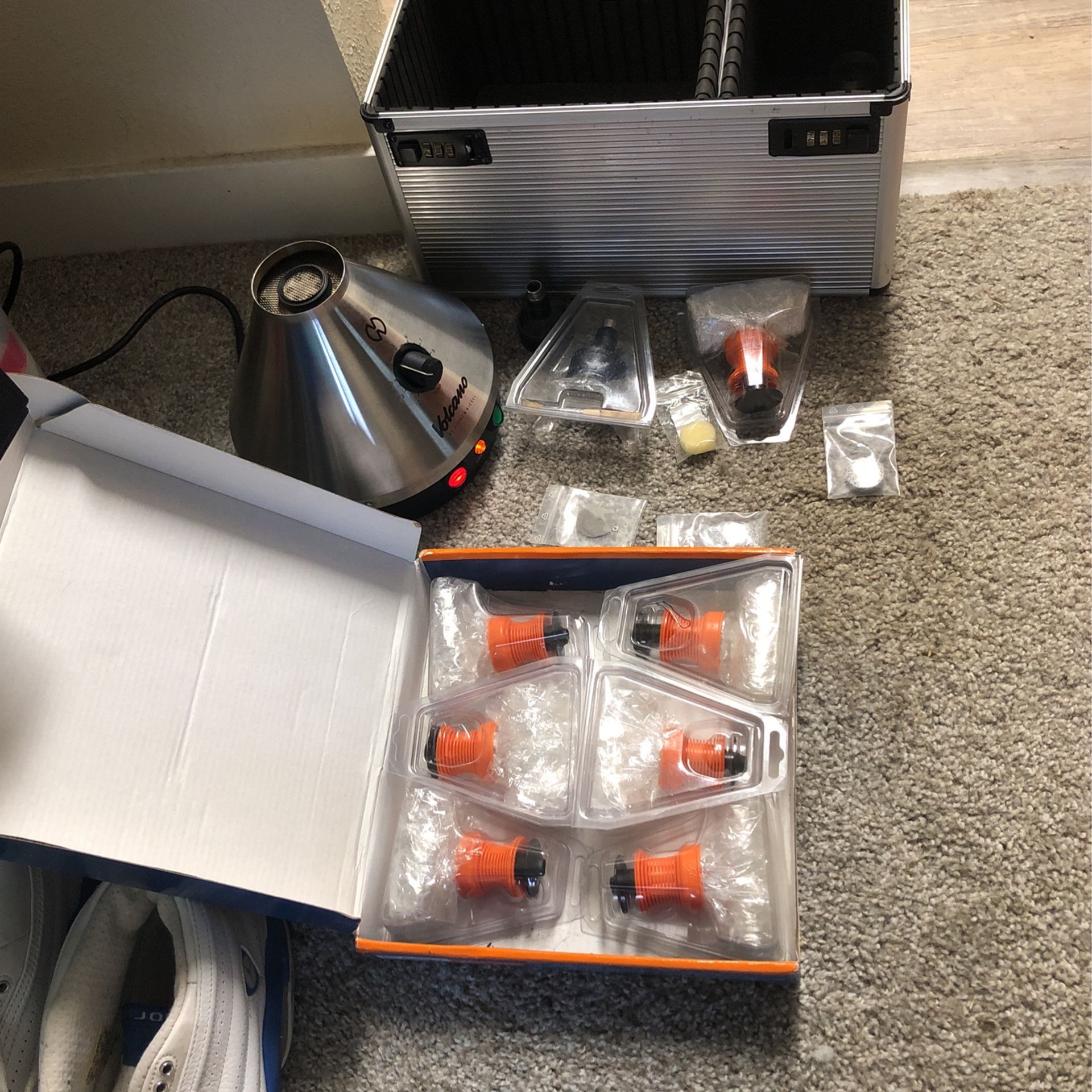 Volcano Vaporizer w/ EXTRA’S included!