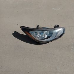 12 To 14  Headlight Hyundai Accent Passenger Side 