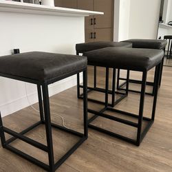 4 Bar Stools 