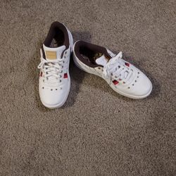 PUMA WHITE  SNEAKERS SIZE 8 GOOD CONDITION. $30.00