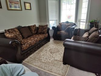 Traditional Sofa/Couch Set. Full Set With 3 Couches And Table 