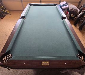 USED Barrington
90-inch Pool Table Free Dart Board Included.