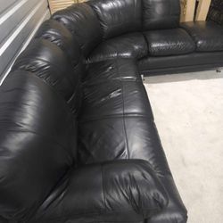 SECTIONAL GENUINE LEATHER  BLACK COLOR.. DELIVERY SERVICE AVAILAIBLE 