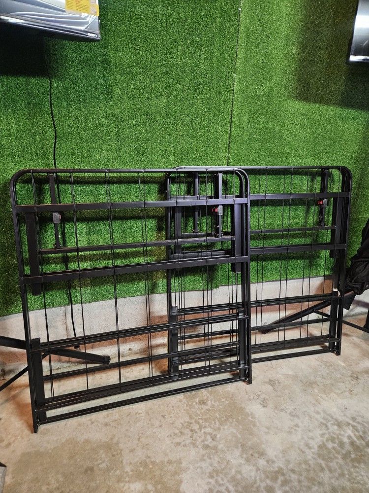 Black King Bed Frame Base – Sleek & Sturdy Design — Excellent Condition