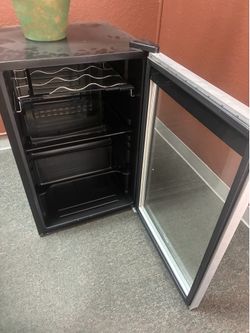Countertop Wine Cooler with Glass Door ( Nesecita Areglar)