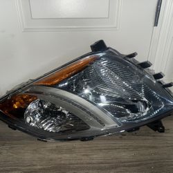 Headlight (passenger side) 06-09 Toyota Prius
