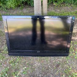 🚨 Working 40” LCD TV — AV Cord Included