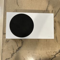 xbox one S with cables and controller 