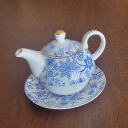 Grace Teaware Blue Blossom Fine Porcelain Replacement Teapot with lid
and Saucer. NO CUP. Pre-owned, perfect shape, no chips or cracks.
Hold 16oz. We