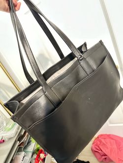 Tumi black leather tote $275
