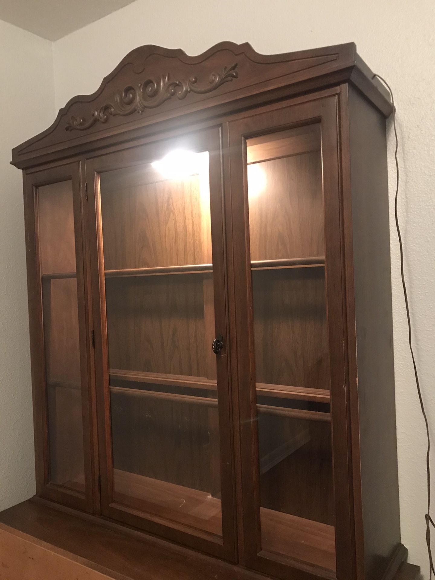 China Gabinet or dresser (top part only)