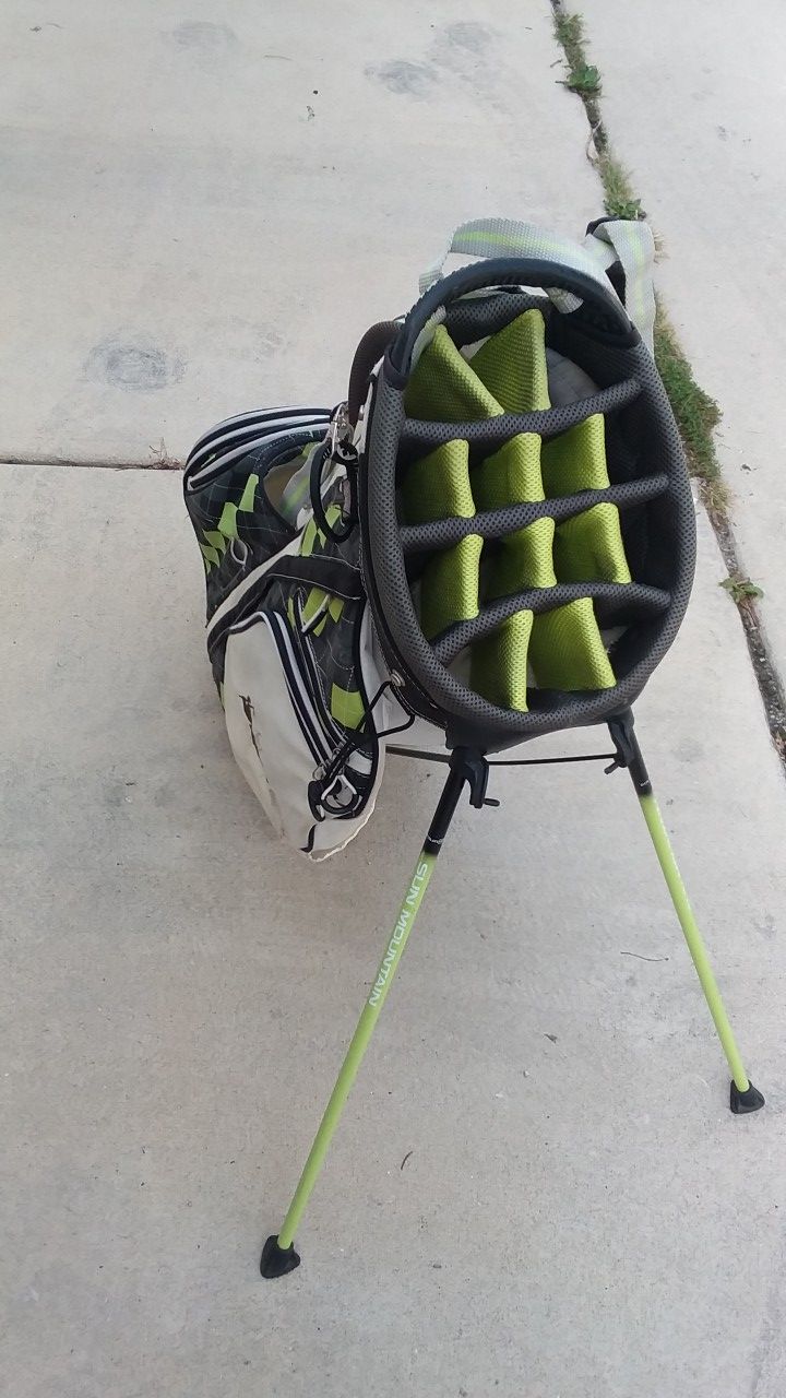 Sun mountain golf bag used but in very good condition with plenty of
