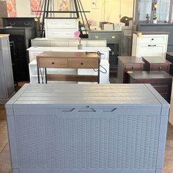 100 Gal. Large Grey Resin Deck Box Indoor Outdoor Lockable Storage Container(Grey)  💰80$