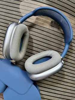 Blue airpods pro max excellent Condition 