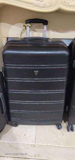 Large suite case in great conditions black with handle n weels
