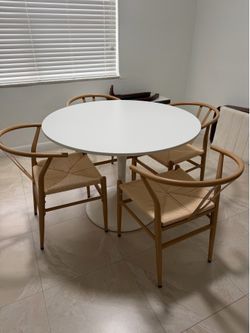 Modern Round Dining Table Set with 4 Wishbone Style Chairs