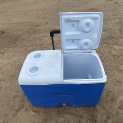 Large Rubbermaid  Split Top Cooler w/wheels