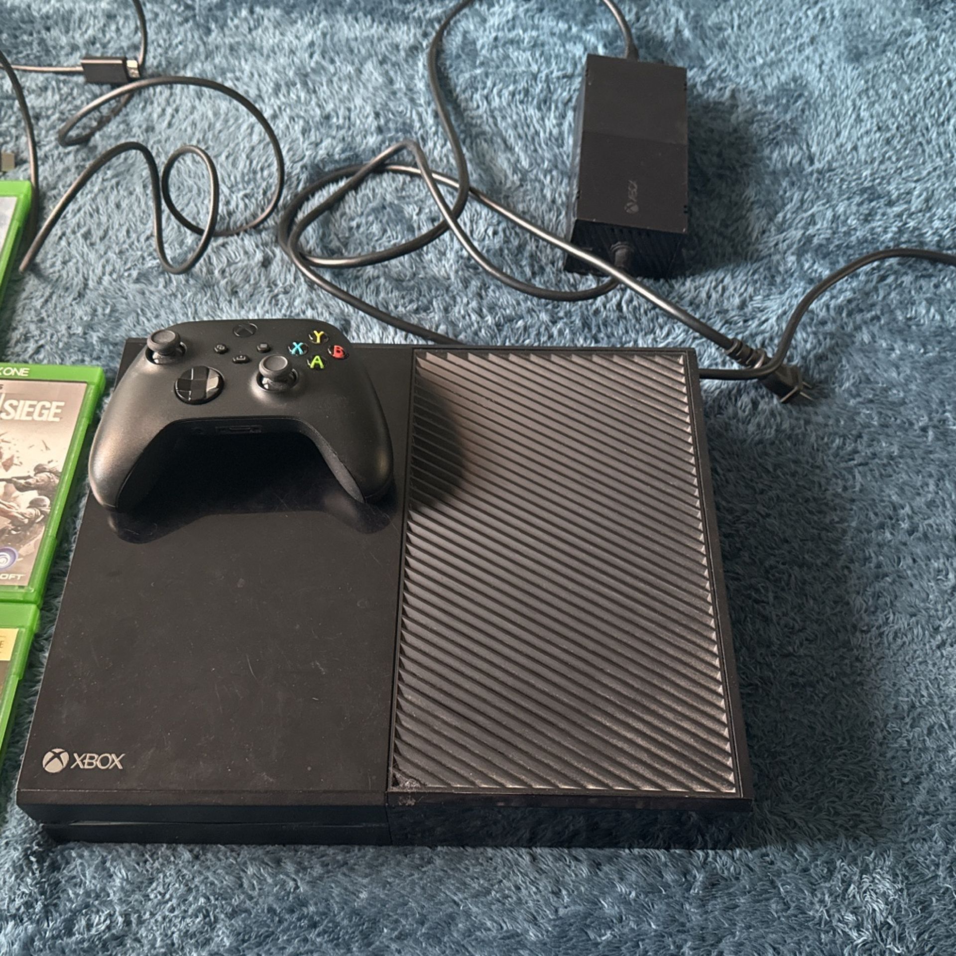 XBOX One 365 GB with controller and hdmi port. 5 games included 