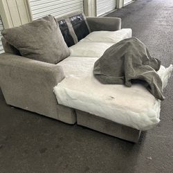 Free Sectional (YES ALL PILLOWS AND SEAT CUSHIONS ARE AVAILABLE. 
