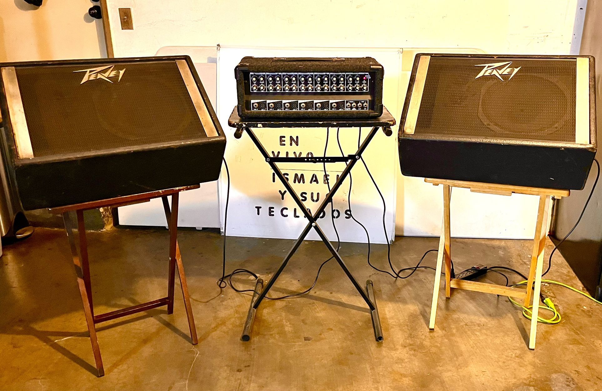 2 Bocinas PEAVEY con (Power Mixer) 6 Canales