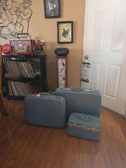 Vintage 1960s luggage set
