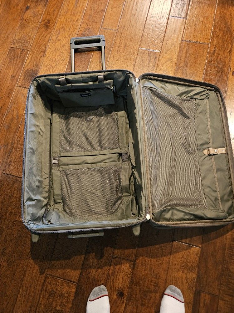 Briggs & Riley 24 BRIGGS AND RILEY 24 inch SUITCASE 